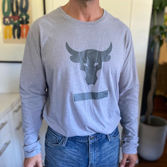 Men’s Under Armour crew neck, long sleeve grey sweatshirt. - Picture 2 of 3